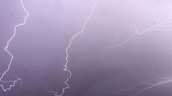 西曼加赖的两个地区可能下雨和闪电