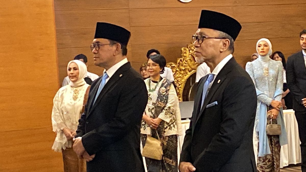 Le ministre du Commerce, Budi Santoso, pleure en Serye avec Zulhas