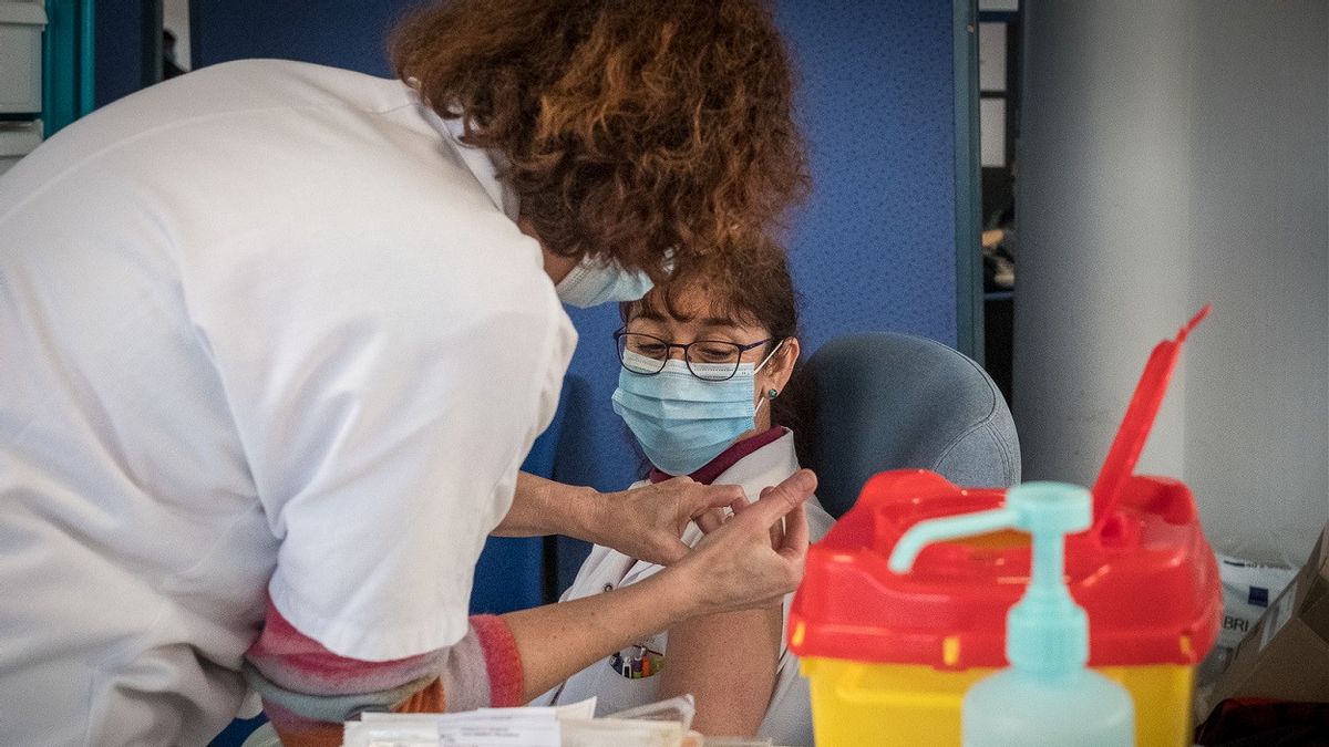 L’infirmière Battue Qui A Donné à Sa Femme Le Vaccin Contre La COVID-19 à Ses Blessures, Cet Homme Est Traqué Par La Police