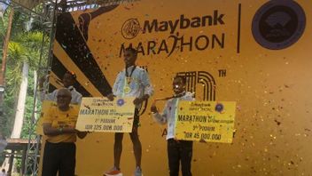 وقت قياسي 2 ساعة 49 دقيقة ، فاز ريكي سيمبولون بسباق الماراثون الوطني لمسافة 42 كم في بالي