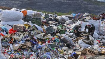 كيف تشارك تشاندرا أسري المملوكة من قبل التكتل براجوجو بانجيسو في التعامل مع النفايات البلاستيكية: صنع الأسفلت البلاستيكي لتثقيف الموظفين