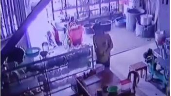 Viral Video Theft In Makassar, Women Peeking Peeking Place To Grind Meatballs Then Take A Bag Of Rp 13 Million Money