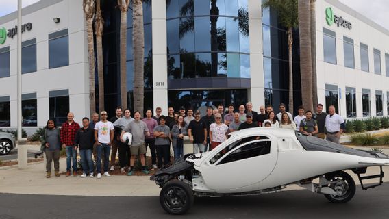 Teste de prototype routier de voitures électriques à trois roues sur le sol, un pas vers la production de masse