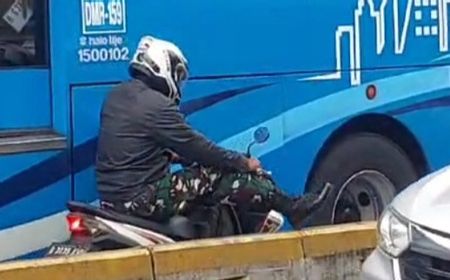 Naik Honda Beat, Anggota TNI Berseragam Takut Kena Razia di Jalur Busway, Putar Balik