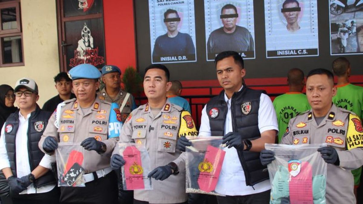 La police de Cianjur arrête 3 auteurs de vol de barres de rp 130 millions d’IDR