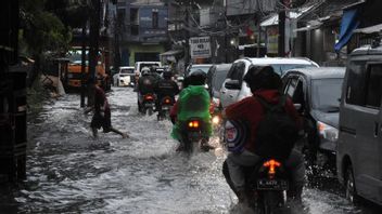 デュレンティガマンパン道路が浸水し、現在は後退していると報告されています