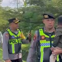 Petugas Patroli Polres Semarang Bantu Pemudik Tesasar saat Ingin ke Sruwen