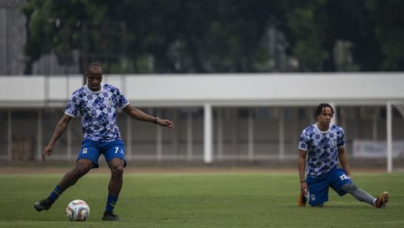 警察は、代表チーム対タンザニアの試合中に水筒を持参しないように観客に促します