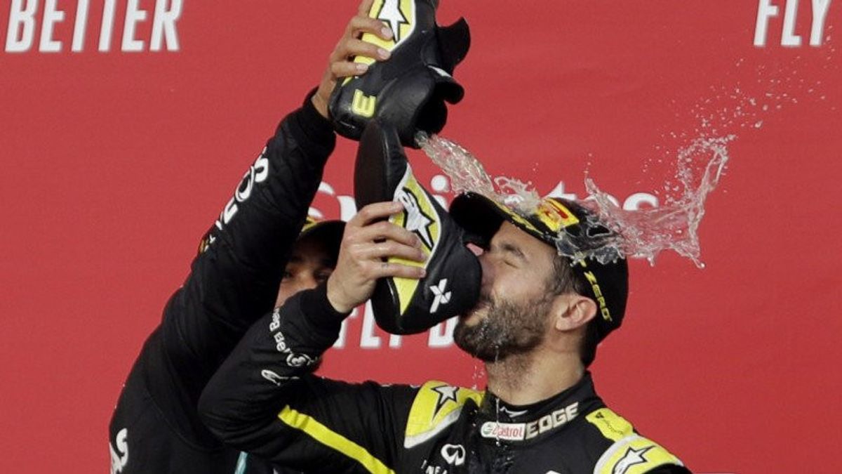 Ketika Hamilton Ikut Selebrasi "Shoey" Khas Ricciardo di Podium