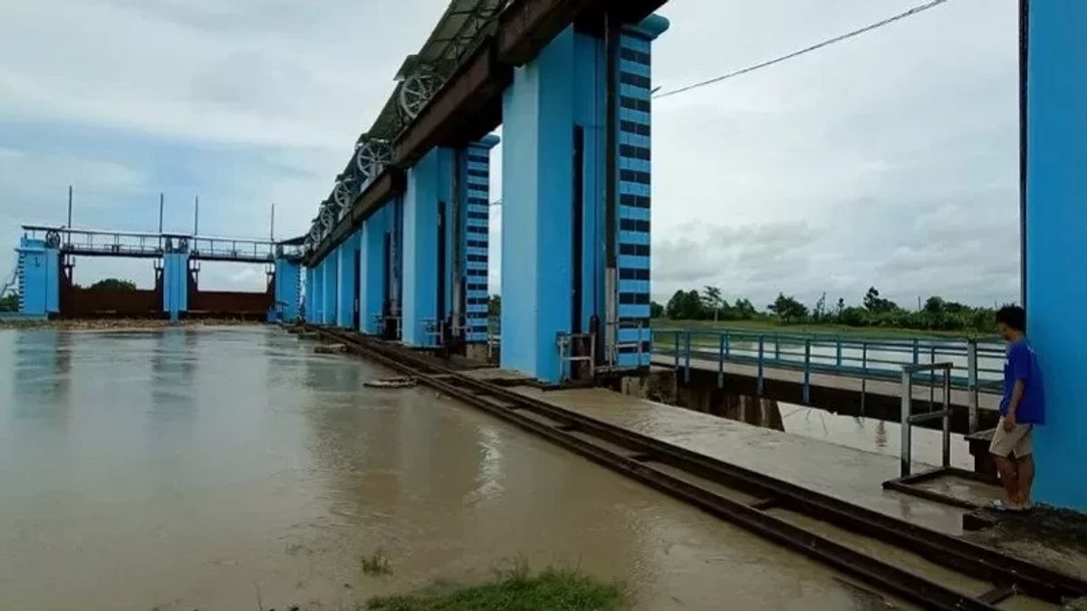 ديماك - تم نقل لاجئي الفيضانات على خط بانتورا ديماك-كودوس إلى مركز اللاجئين في BNPB