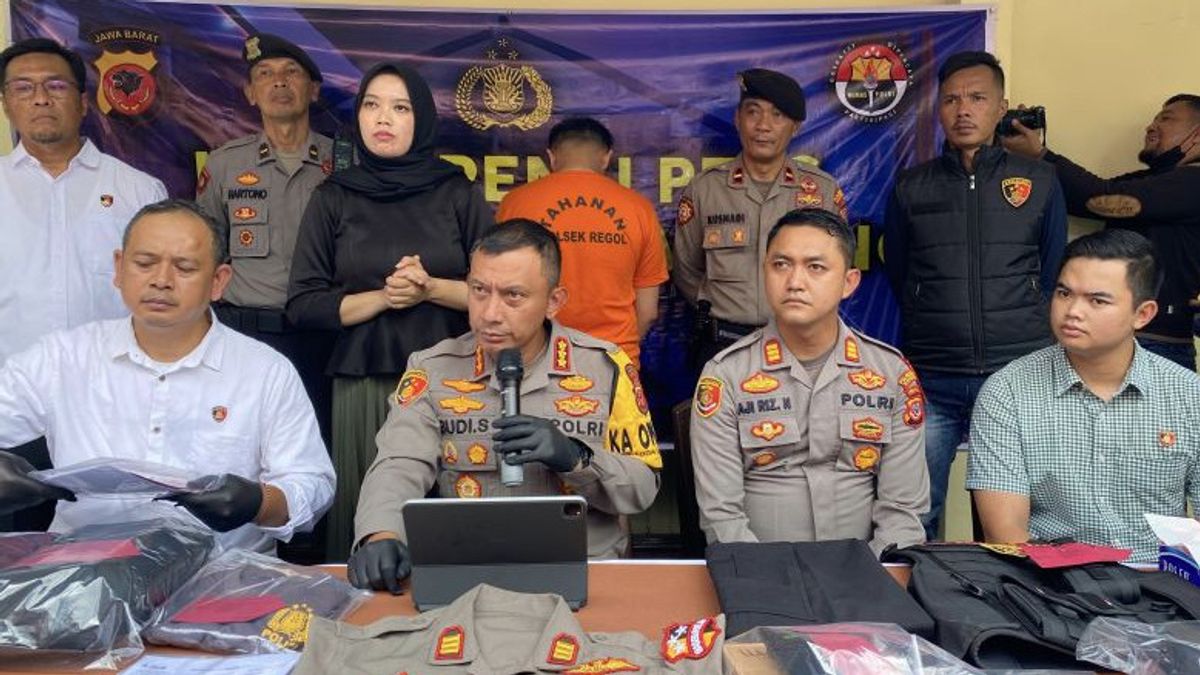 La police de Bandung arrêté un policier gardien qui a agressé une femme reconnue dans un tiner de 165 millions de roupies