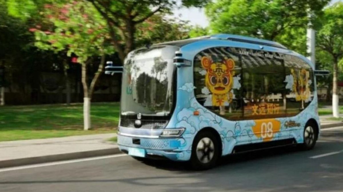 Minibus Robobus Operates In Guangzhou: Without Steering Wheel, Gas Pedal And Brakes