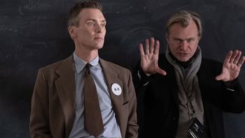 Menang Berkat Oppenheimer, Christopher Nolan Kenang Heath Ledger di Golden Globes