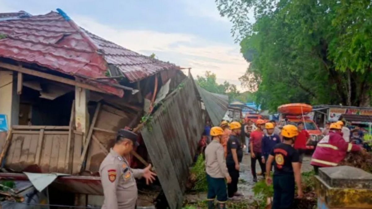 Tabalong Police Check Wall Contractor Collapses At Batuah Market