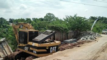 已经铺设在Cikarang Bekasi Laut路上仍然Amblas 25米，勿加泗摄政政府进行维修
