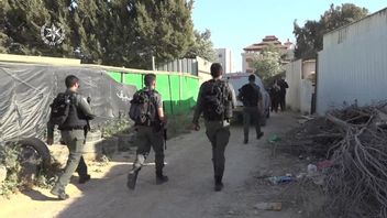イスラエル軍がアルアクサモスクの入り口でパレスチナ人を撃つ