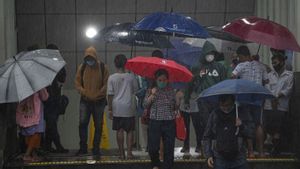 Jumat Malam Hujan Deras Disertai Gelegar Petir Guyur Jakarta