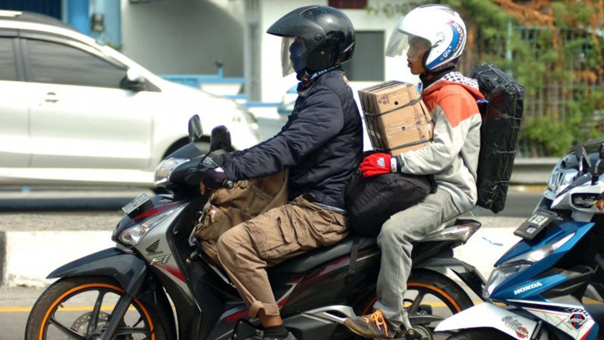 無料の帰省を準備し、運輸大臣は人々にバイクを使用しないように頼みます
