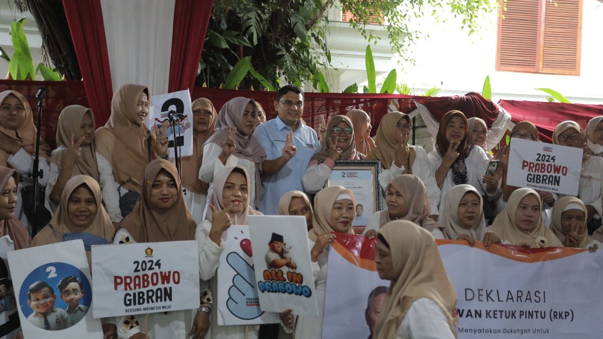 TKN Prabowo-Gibran Deploys Volunteers To Tap Doors To Invite People To Come To TPS