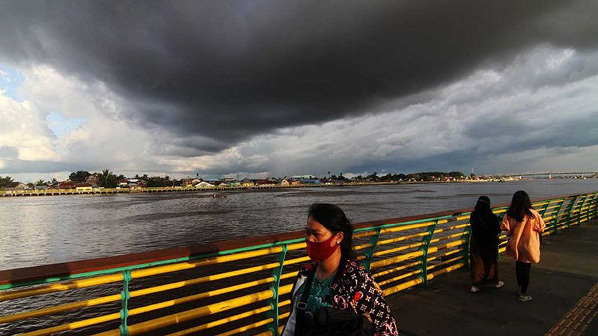 BMKG Prediksi Cuaca di Sejumlah Kota Besar di Indonesia Hujan Ringan