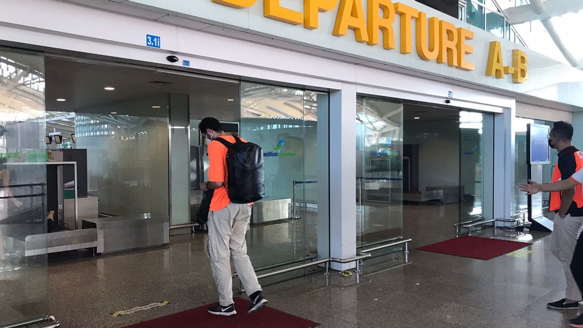 Prevent FMD, Disinfectant Carpet Placed At I Gusti Ngurah Rai Airport Door