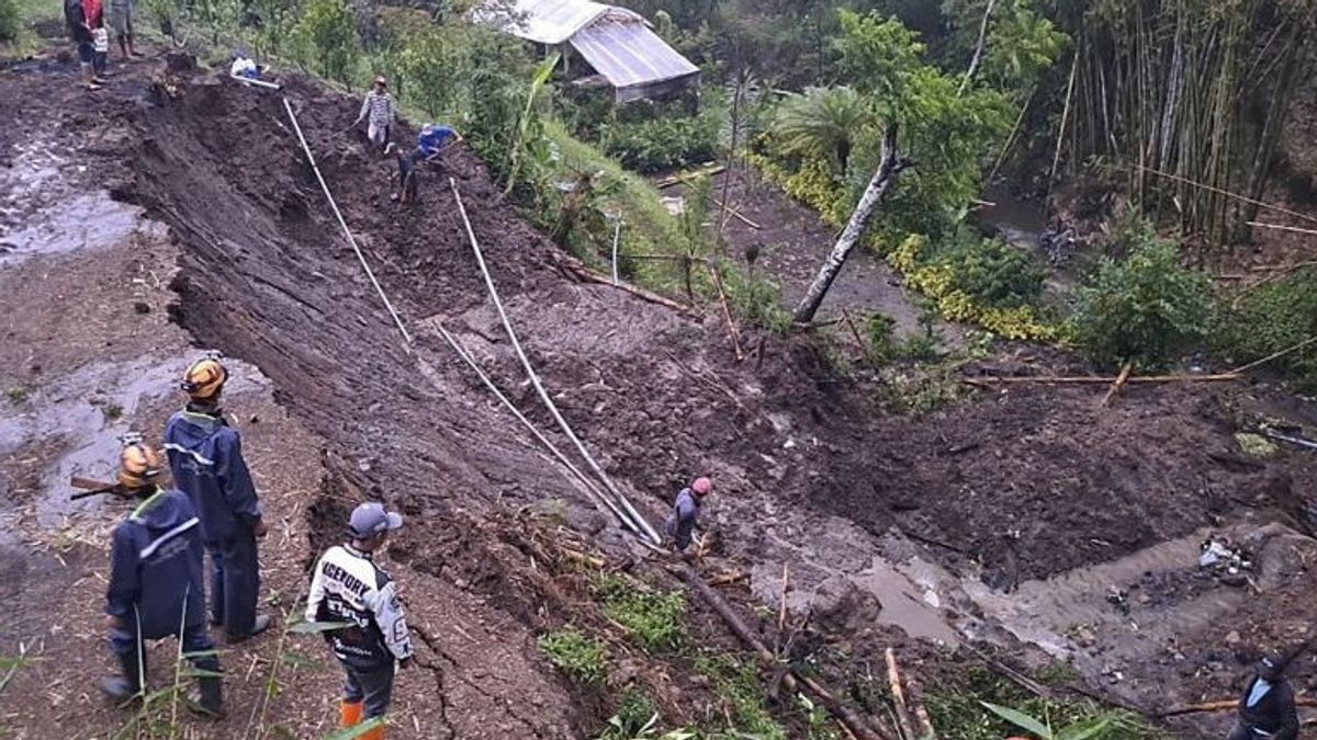 Heavy Rain Causes Landslides In Batu City