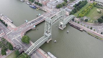 世界上最富有的人杰夫·贝佐斯的超级游艇想要通过，历史悠久的罗特丹桥将被拆除