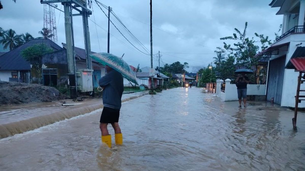 Des pluies torrentielles continuent de tomber, les routes nationales à Agam sont inondées et ne peuvent pas être passées