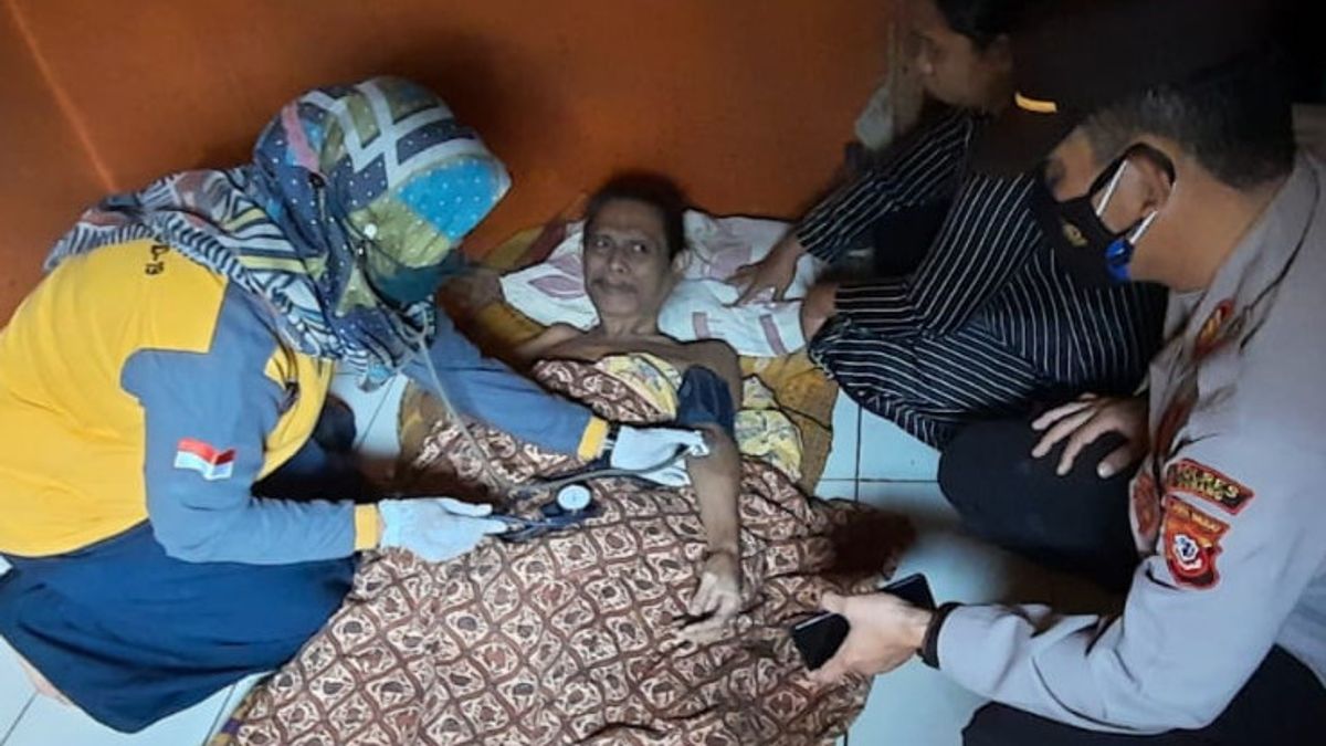 Un Homme De Quatre Ans Juste Menteur Sur Un Matelas, Un Homme De 50 Ans à Subang Incapable D’aller à L’hôpital