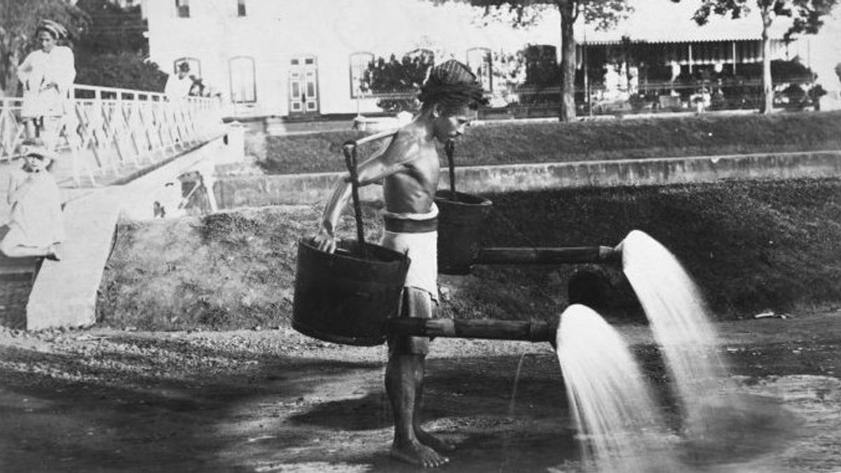 Watering Is A Way To Reduce Dust On The Streets Of Batavia During The Dutch Colonial Period