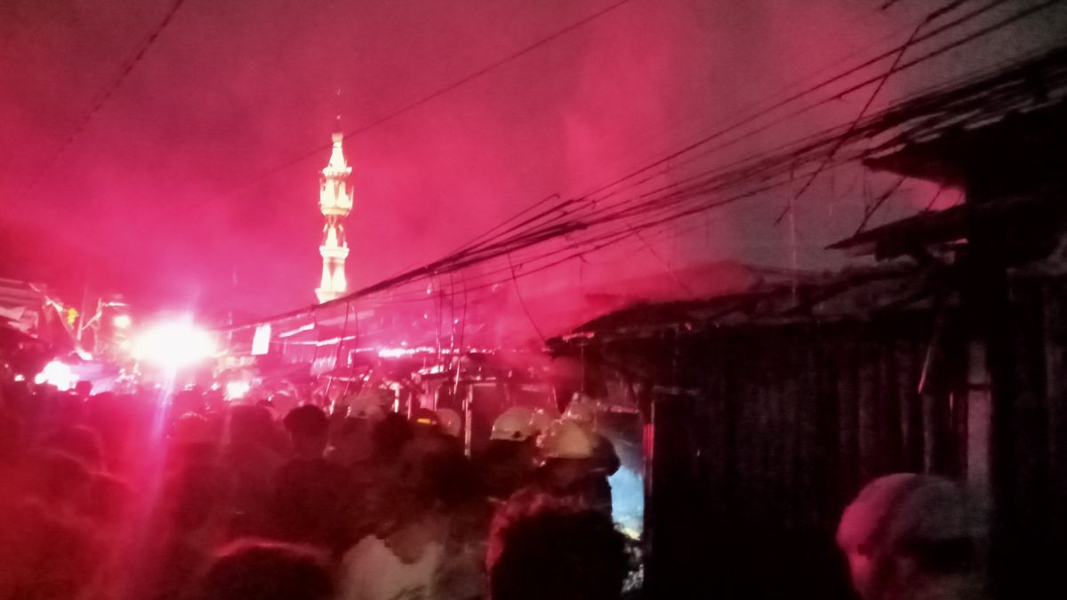 Three Kiosks At Jangkrik Market, East Jakarta, Burned Down By Fire Due To An Electric Short Circuit