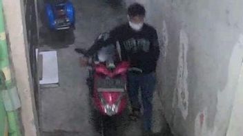 Recorded By CCTV, Thief Gang Gasaks Resident's Motorbike Towards Dawn