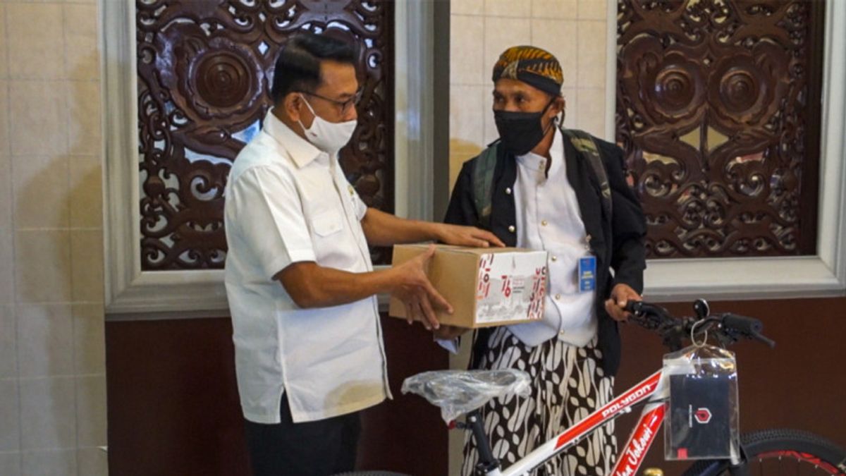 州宮殿でインドネシア独立記念日を歓迎するために470キロを歩いて、マフムディンはジョコウィから「愛の兆候」を受け取ります