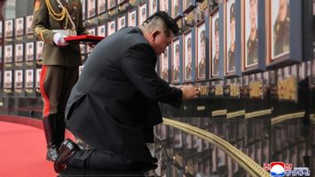 Kim Jong-un Berlutut hingga Membungkuk Menghormati Tentara Korea Utara yang Tewas di Luar Negeri