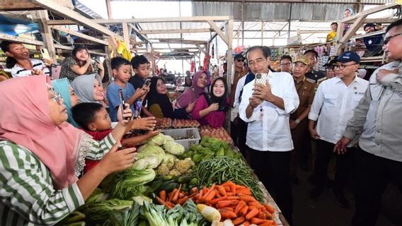 Le président Jokowi vérifie le prix des matières premières sur le marché de la ville de Lampung