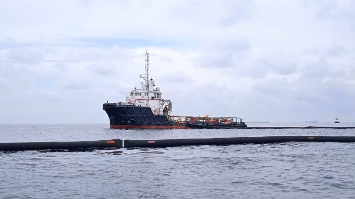 东亚齐警方检查马六甲海峡佩尔塔米纳油井漏油事件