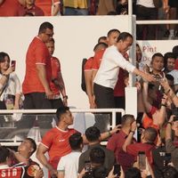 Presiden Jokowi Sapa Suporter dan Bagikan Air Minum di Laga Indonesia vs Irak