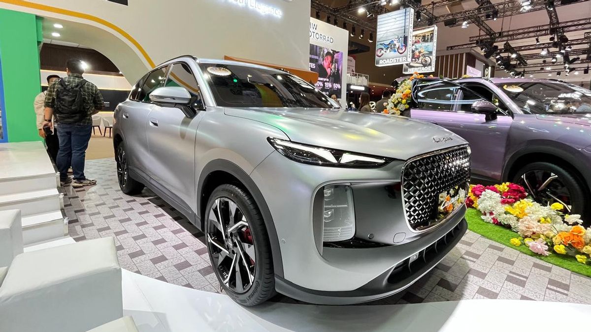 L8는 일상적이고 장거리 이동을 위해 PHEV 시스템과 6.6kW 차량-로드 시스템을 사용합니다.