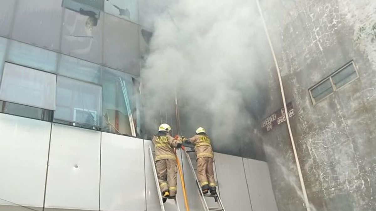 Un magasin à quatre étages sur le feu des lanternes