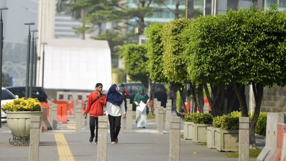 Fatmawati人行道被非法停车位占据，Tuna Netra难以通过 