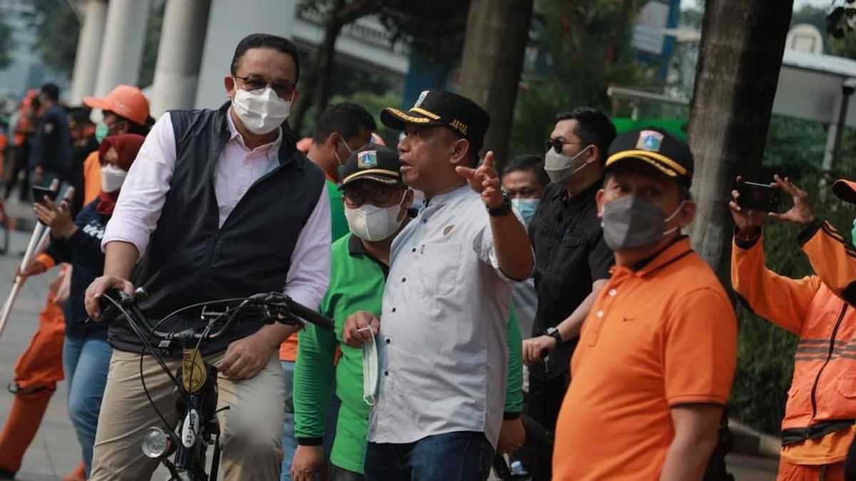 Jalanan Disikat, Sampah Dipungut: Melihat Hasil Grebek Trotoar Sudirman-Thamrin Anies