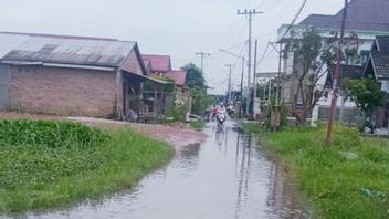 Rapport M. Bobby! Les Résidents De Market 3 West Medan Marelan Se Plaignent De Flaques D’eau à Muddy Roads