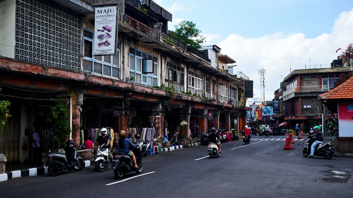 巴厘岛的游客经常违反交通，要求汽车租赁车主下载ETLE应用程序
