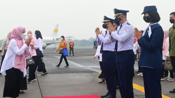 Tanpa Ditemani Para Suami, Iriana dan Wury Terbang ke Bandung Lihat Vaksinasi Anak