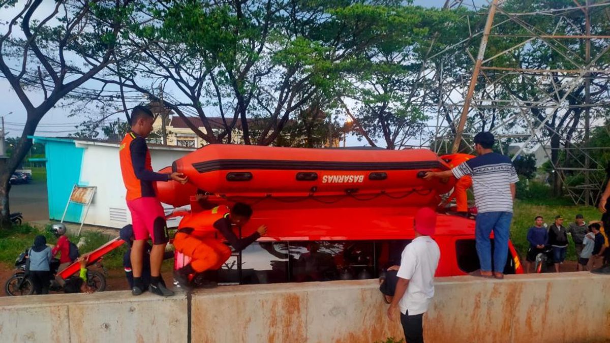 Dua Bocah Belasan Tahun yang Hilang Tenggelam di Kali Bekasi Masih Dalam Pencarian Tim SAR Gabungan