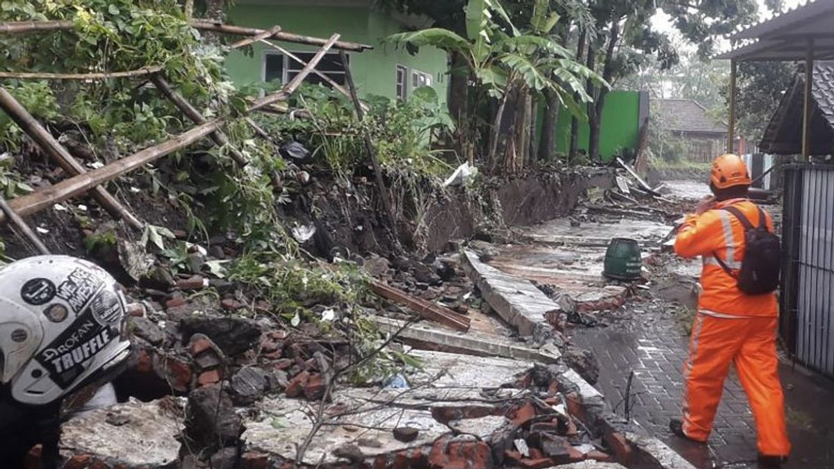 وقتل شخص واحد بسبب جدار خلال الامطار الغزيرة التي هطلت في مدينة مالانغ.