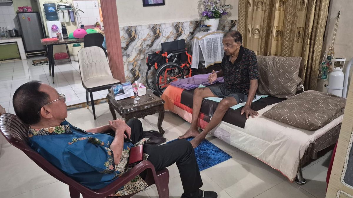 La légende de PSMS Medan Tumsila est malade, Ronny Tanuwijaya est venu la voir et a prié