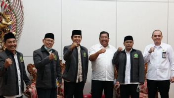 Buleleng Regent Held Eid Prayer With Prokes