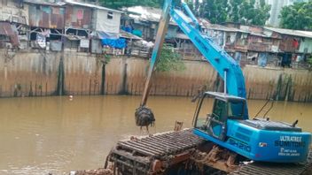 5 Big Rivers In Central Jakarta Shallow, 77,000 Cubic Meters Of Mud Dredged By Excavators