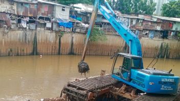 5 Sungai Besar di Jakpus Dangkal, 77.000 Meter Kubik Lumpur Dikeruk Eskavator